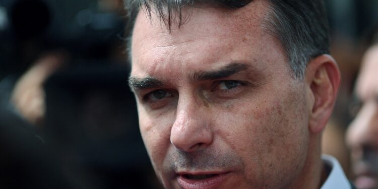 Flávio Bolsonaro diz que pré-candidatura à Presidência é irreversível: ‘Não vamos voltar atrás’