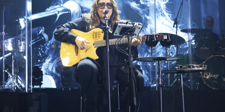 Ana Carolina emociona o público com repertório marcante no encerramento do Natal Encantado