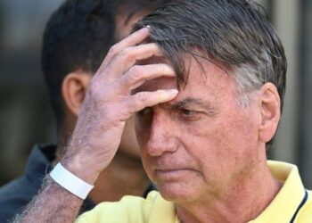 Juiz suspende benefícios de Bolsonaro durante prisão