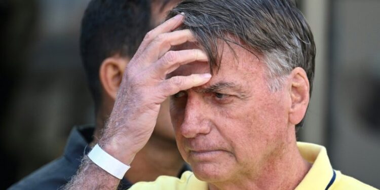 Juiz suspende benefícios de Bolsonaro durante prisão