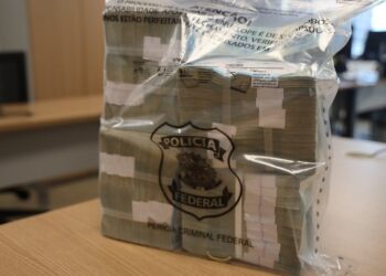 PF apreendeu cerca de R$ 400 mil em flat usado por Sóstenes durante busca e apreensão
