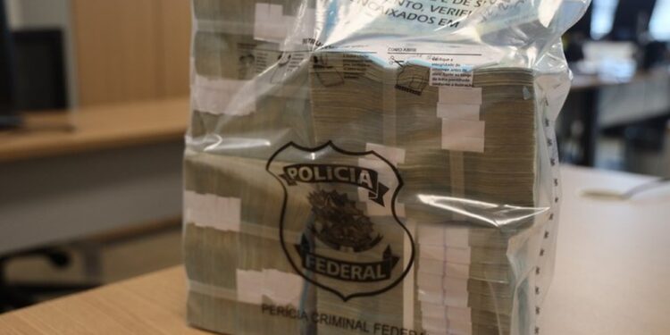 PF apreendeu cerca de R$ 400 mil em flat usado por Sóstenes durante busca e apreensão