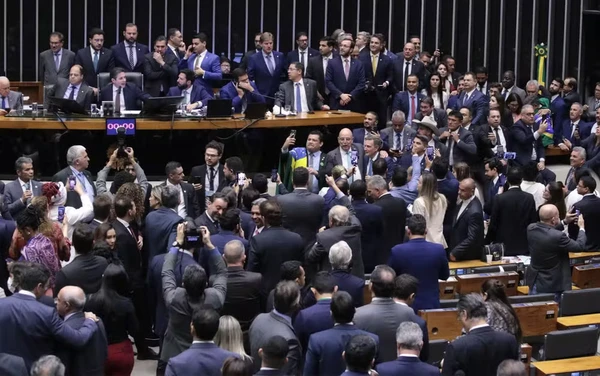 Veja como votaram os deputados baianos no projeto que reduz pena de Bolsonaro