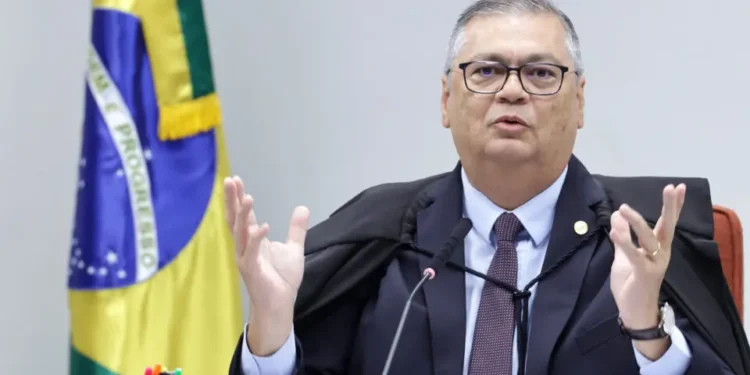 Dino bloqueia emendas de Eduardo e Ramagem: “Não existe mandato de Miami”