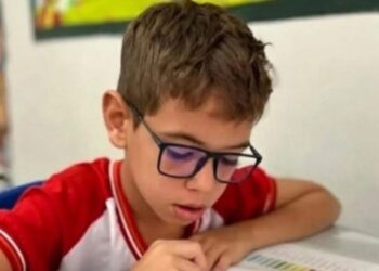 Criança de 9 anos morre eletrocutada após tocar em decoração natalina de praça no interior da Bahia