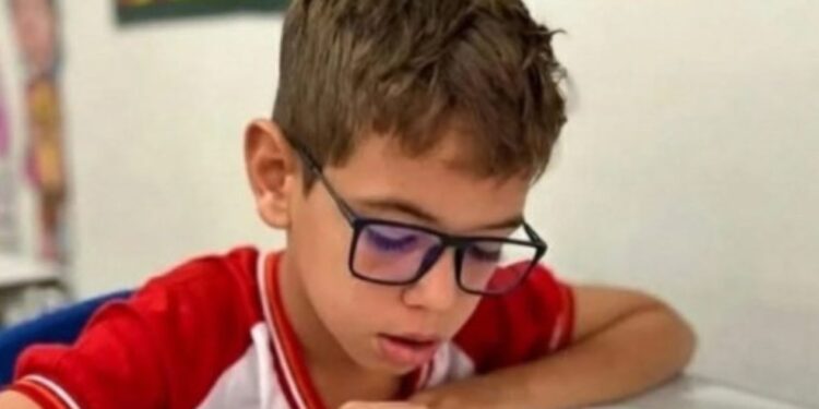 Criança de 9 anos morre eletrocutada após tocar em decoração natalina de praça no interior da Bahia