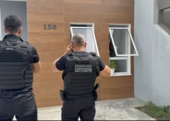 Polícia Civil prende foragido da Justiça escondido em condomínio de luxo em Feira de Santana