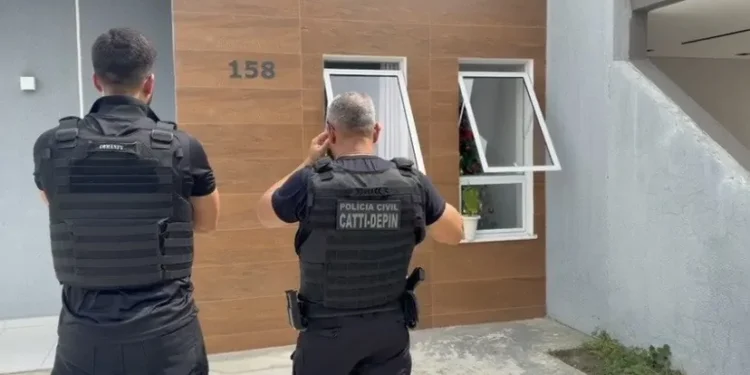 Polícia Civil prende foragido da Justiça escondido em condomínio de luxo em Feira de Santana