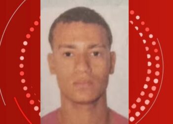 Jovem morre após colidir contra poste em acidente entre moto e carro em Feira de Santana