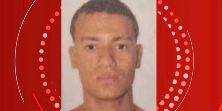 Jovem morre após colidir contra poste em acidente entre moto e carro em Feira de Santana