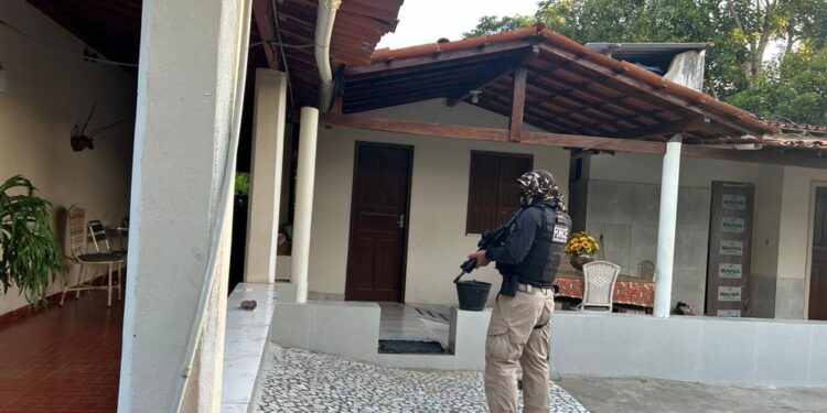 Quatro policiais militares são presos suspeitos de executar homem no fundo de um bar do Recôncavo da Bahia
