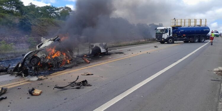 Dez pessoas morrem em batida entre dois carros na divisa da Bahia com o Espírito Santo
