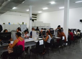 Açougueiro, auxiliar administrativo e vendedor externo estão entre as 388 vagas desta quarta-feira (14)