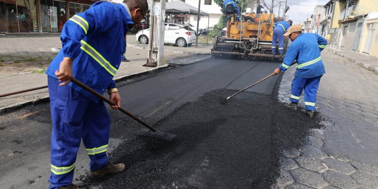 Conjunto Feira VI recebe pavimentação asfáltica em toda extensão da rua A