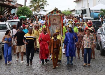 Último dia de folia em Tiquaruçu é marcado por homenagens e samba de roda