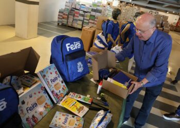 Estudantes da rede municipal de Feira iniciam ano letivo com fardamento e material escolar