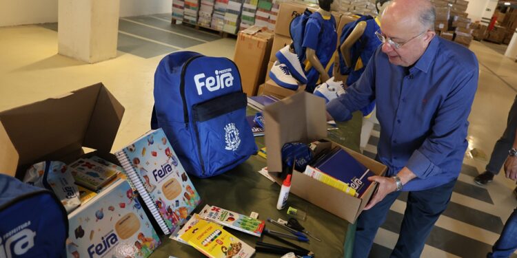 Estudantes da rede municipal de Feira iniciam ano letivo com fardamento e material escolar