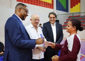 Prefeitura entrega escrituras de casas aos moradores da comunidade de Prato Branco