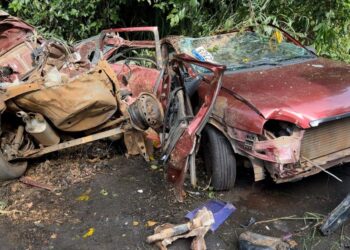Três pessoas morrem após colisão frontal entre dois veículos em rodovia do sul da Bahia