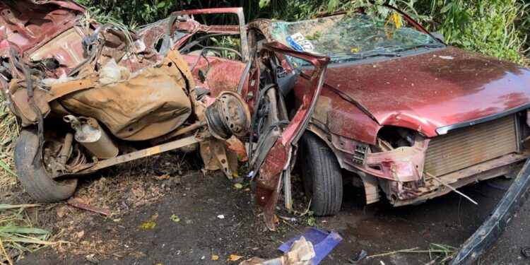 Três pessoas morrem após colisão frontal entre dois veículos em rodovia do sul da Bahia
