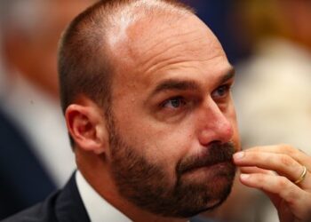 Polícia Federal determina que Eduardo Bolsonaro volte ao cargo de escrivão