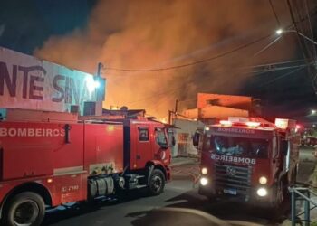 Incêndio destrói completamente madeireira no bairro Brasília, em Feira de Santana