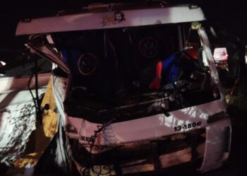 Duas pessoas morrem após batida entre três caminhões e um ônibus na BR-116, na Bahia