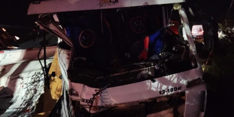 Duas pessoas morrem após batida entre três caminhões e um ônibus na BR-116, na Bahia