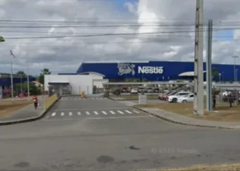 Motorista morre ao ser atropelado por carreta dentro de fábrica em Feira de Santana