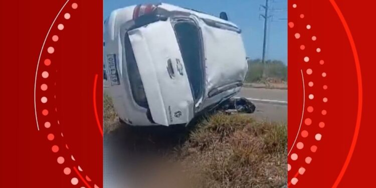 Homem morre e cinco pessoas ficam feridas após batida entre carros na Bahia