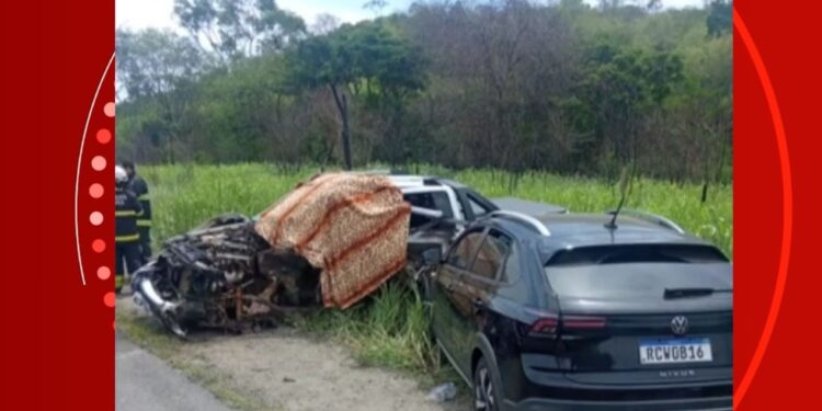 Uma pessoa morre e três ficam feridas após batida entre quatro veículos na Bahia