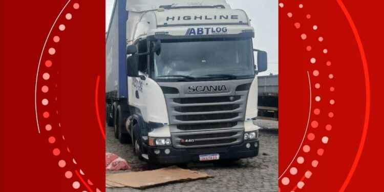 Caminhoneiro morre após pneu explodir durante conserto na BR-101, em Cruz das Almas