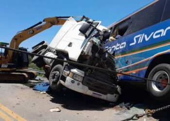Colisão entre caminhão e ônibus deixa seis mortos na BR-116, no Sul do RS; há outros feridos