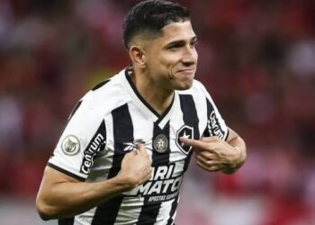 Fluminense encaminha acerto com Savarino, que comunica saída ao Botafogo