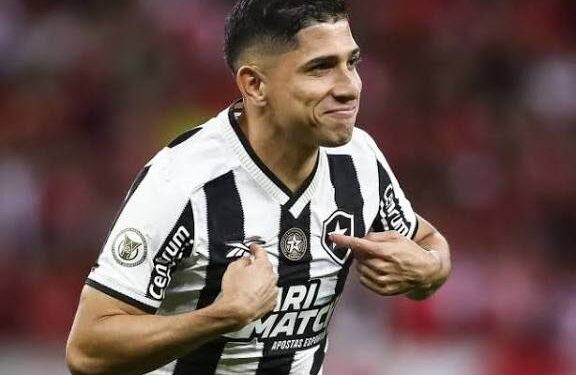 Fluminense encaminha acerto com Savarino, que comunica saída ao Botafogo