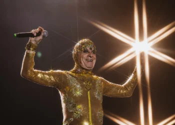 Aos 84 anos, Ney Matogrosso é ovacionado durante apresentação no Festival de Verão