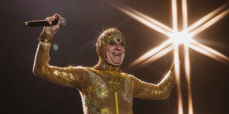 Aos 84 anos, Ney Matogrosso é ovacionado durante apresentação no Festival de Verão