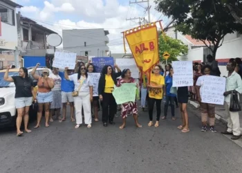 Protestos contra municipalização de escolas mobilizam comunidade em Feira de Santana
