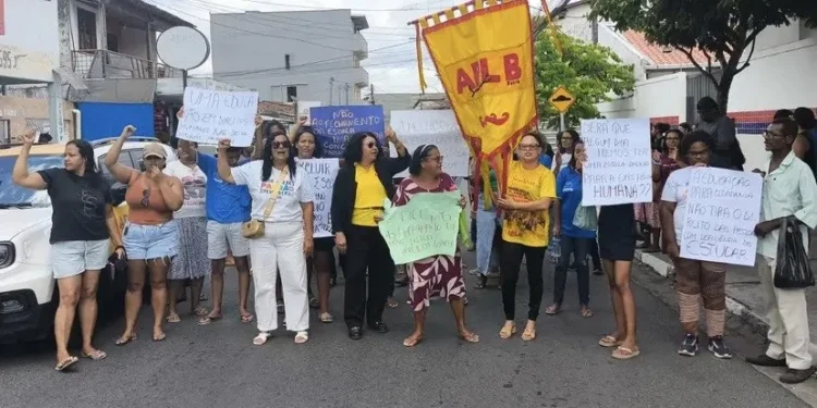 Protestos contra municipalização de escolas mobilizam comunidade em Feira de Santana