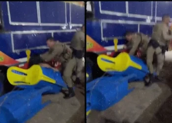 PM é flagrado agredindo mulher durante confusão no interior da Bahia