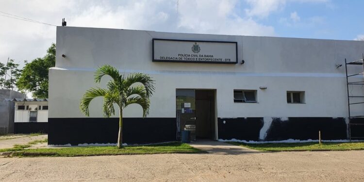 Jovem de 22 anos morre após cair de ambulância enquanto era transportada no sul da Bahia
