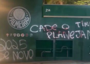 Muros da sede do Palmeiras são pichados após goleada no Paulistão: “Abel, acabou a magia?”