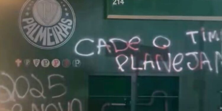 Muros da sede do Palmeiras são pichados após goleada no Paulistão: “Abel, acabou a magia?”