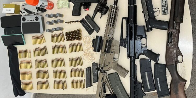 Seis suspeitos morrem após confronto com militares no sul da Bahia; fuzis e drogas foram apreendidos