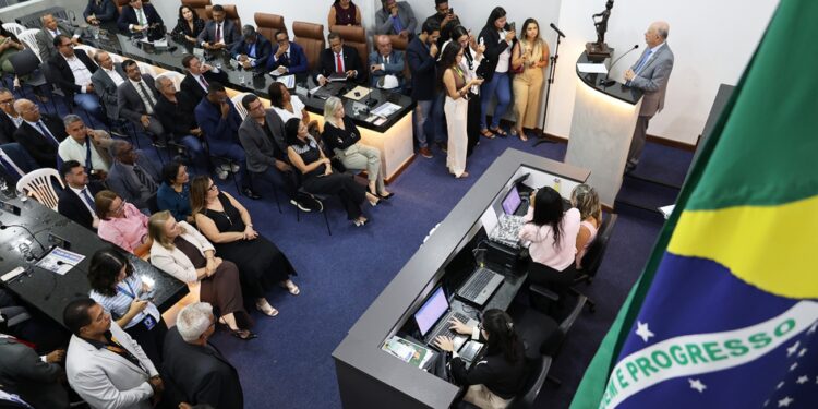 Prefeito destaca boa relação com Câmara na sessão de abertura do ano legislativo