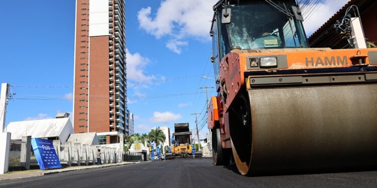 Pavimentação asfáltica melhora mobilidade em complemento da Rua Marechal Castelo Branco