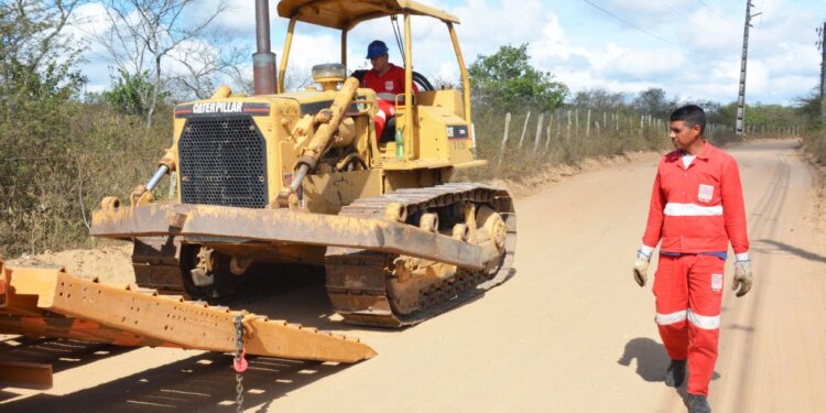 Prefeitura inicia pavimentação de via ligando os bairros Limoeiro e Aviário