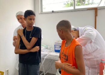 Saúde reforça vacinação contra a dengue para crianças e adolescentes de 10 a 14 anos