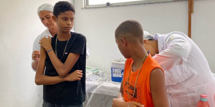 Saúde reforça vacinação contra a dengue para crianças e adolescentes de 10 a 14 anos