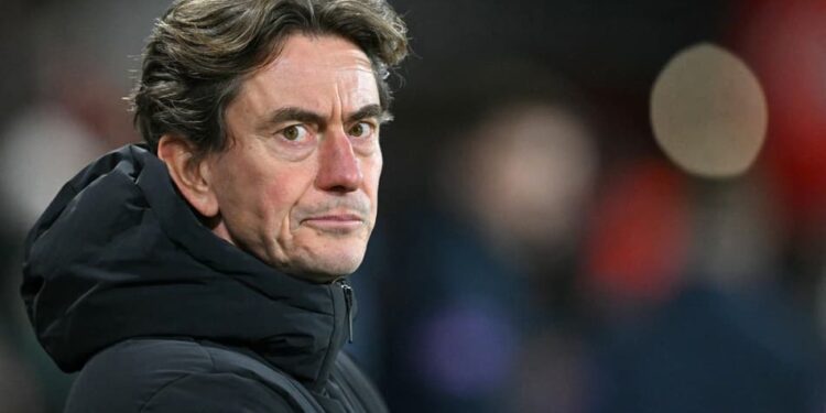 Perto da zona de rebaixamento, gigante da Premier League demite técnico